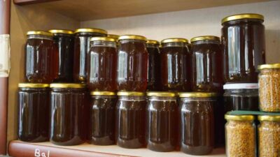 Sakarya’da soğuk havaların etkisiyle hastalıklardan korunmak isteyen vatandaşlar aktarlara yöneldi.