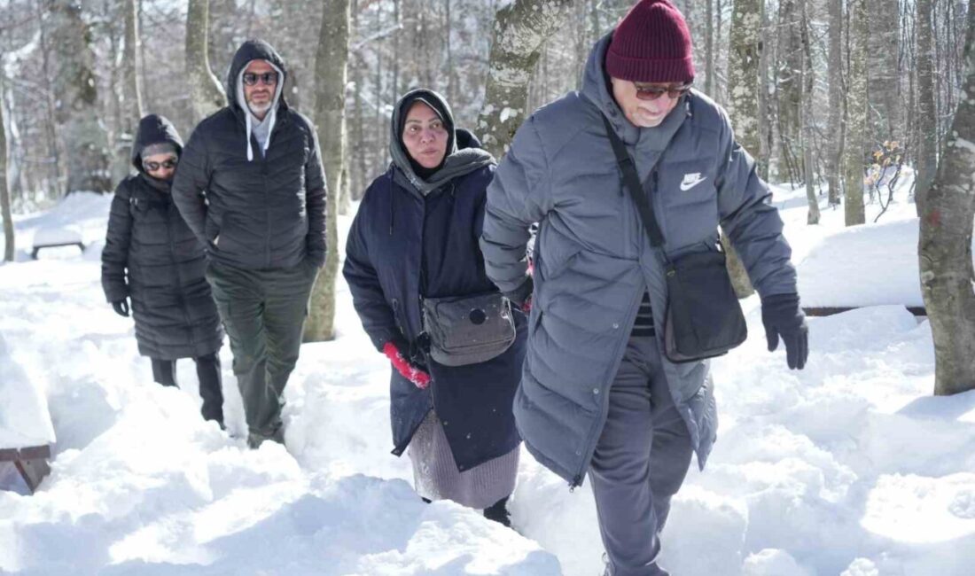 Hem teleferiğe bindiler hem de bembeyaz örtü üstünde kar topu savaşı yaptılar Kocaeli’de yaşanan kar yağışıyla birlikte kış turizmin merkezi olan Kartepe