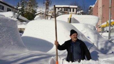 Kastamonu’da kar kalınlığının yer yer 1,5 metreyi aştığı Küre ve