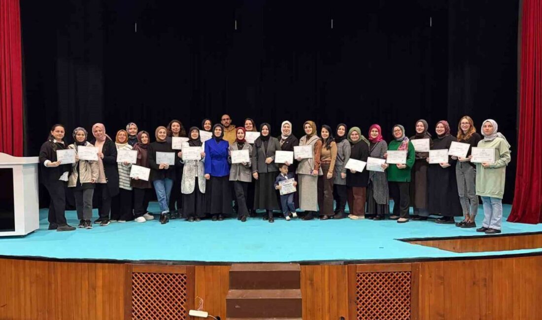 Sakarya’da düzenlenen işaret dili kursuna katılanlar, işitme engelli bireylerle doğru