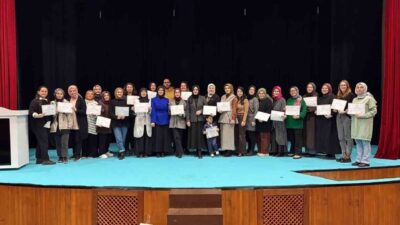 Sakarya’da düzenlenen işaret dili kursuna katılanlar, işitme engelli bireylerle doğru