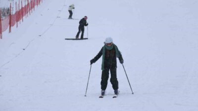 Kastamonu-Çankırı sınırında yer alan Ilgaz Dağı’ndaki Yurduntepe Kayak Merkezi’nde kayak
