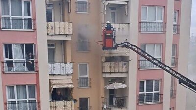 Kocaeli’nin Başiskele ilçesinde 5 katlı apartmanda çıkan yangında mahsur kalan