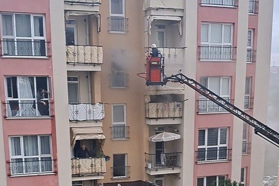 İtfaiye eri, oksijen maskesini vatandaşa verip hayatını kurtardı Kocaeli’nin Başiskele ilçesinde 5 katlı apartmanda çıkan yangında mahsur kalan
