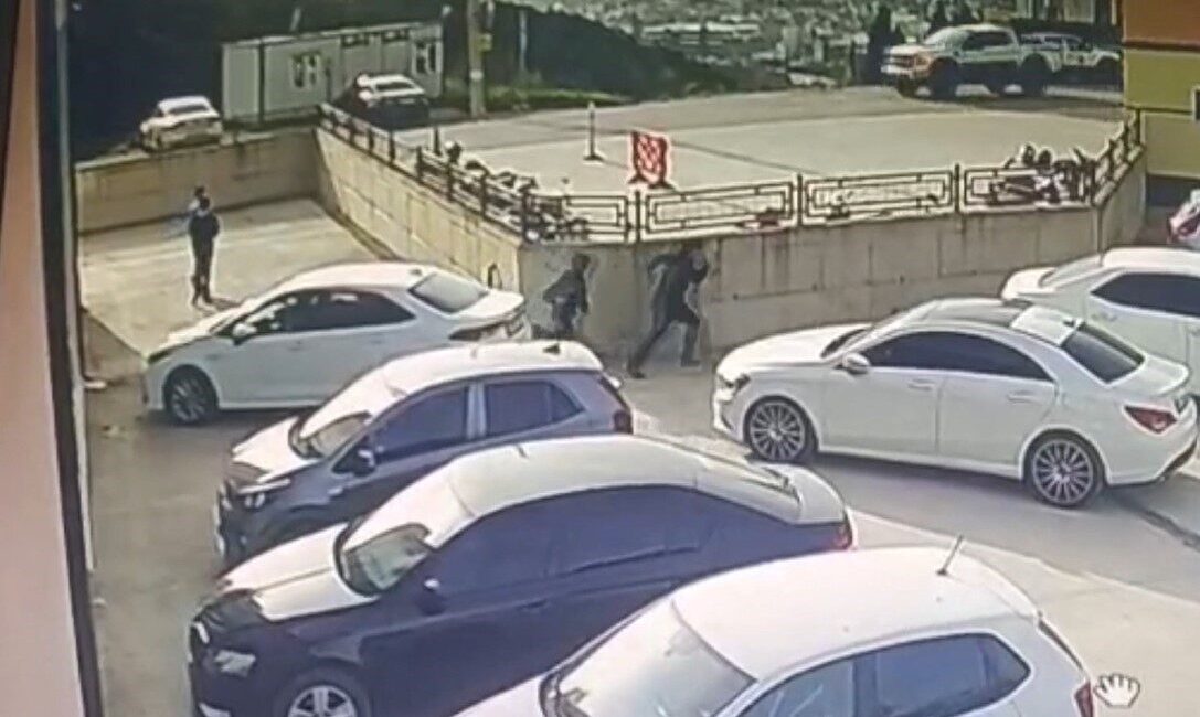 İzmit’te okul bahçesine yorgun mermi düştü Kocaeli’nin İzmit ilçesinde bir lisenin bahçesinde park halindeki otomobile yorgun