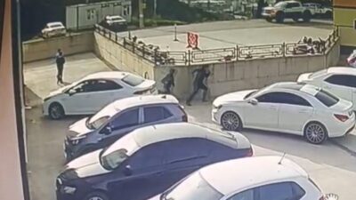 Kocaeli’nin İzmit ilçesinde bir lisenin bahçesinde park halindeki otomobile yorgun