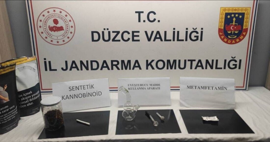 Jandarma devriye sırasında yakaladı, üzerinden uyuşturucu çıktı Düzce İl Jandarma Komutanlığı ekiplerinin devriye sırasında durdurduğu şahsın üzerinden