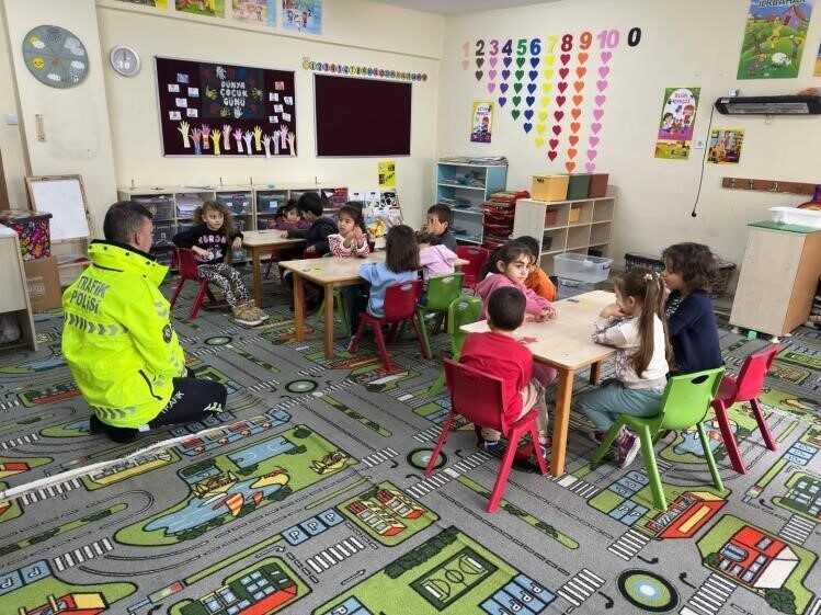 Bilecik’in Yenipazar ilçesinde jandarma ve emniyet ekipleri, vatandaşlar ile öğrencilere