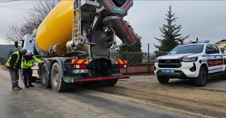 Bilecik’te jandarma tarafından ticari araçlara yönelik kış lastiği denetimi gerçekleştirildi.