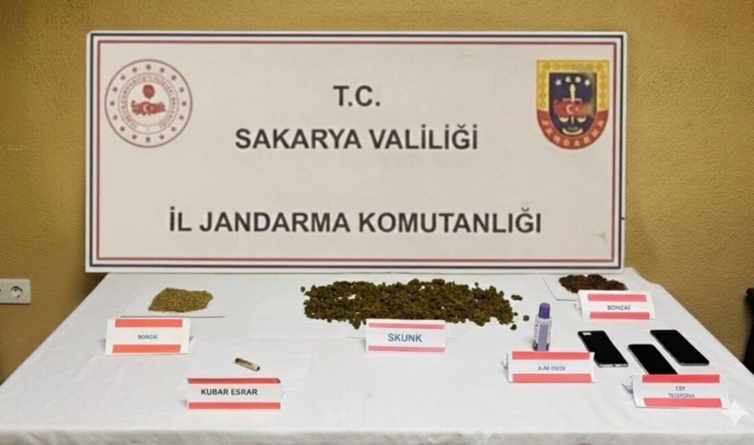 Sakarya’nın Serdivan ilçesinde bir eve düzenlenen uyuşturucu operasyonunda yakalanan 5