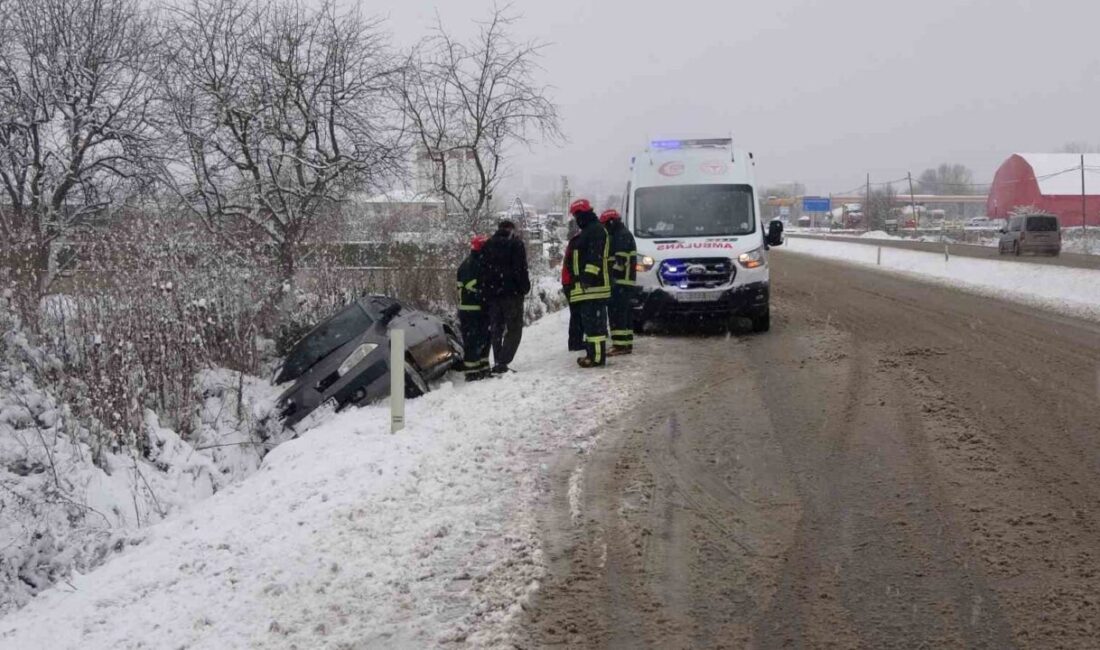 Kastamonu’da kar yağışı sebebiyle kayganlaşan yolda kontrolden çıkarak yan yatan
