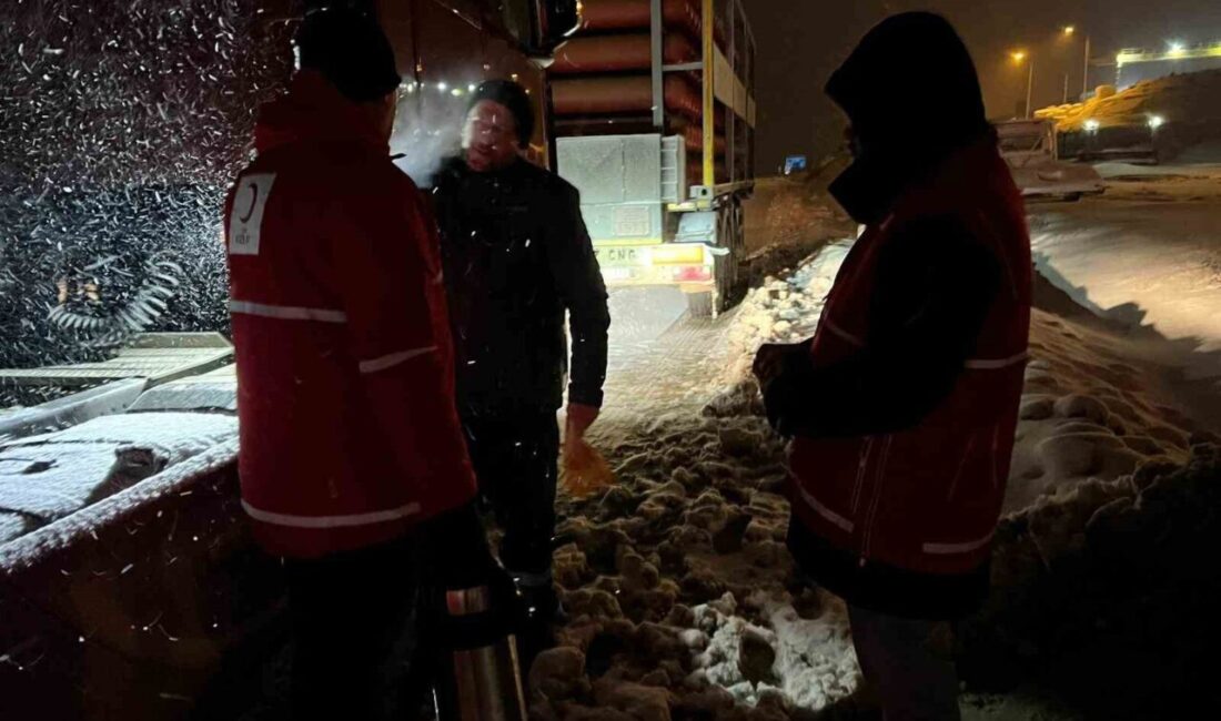 Kastamonu’nun Seydiler ilçesinde kar sebebiyle ulaşıma kapatılan yolda AFAD ve