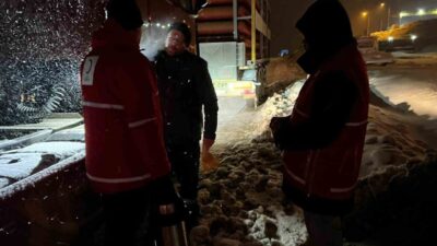 Kastamonu’nun Seydiler ilçesinde kar sebebiyle ulaşıma kapatılan yolda AFAD ve