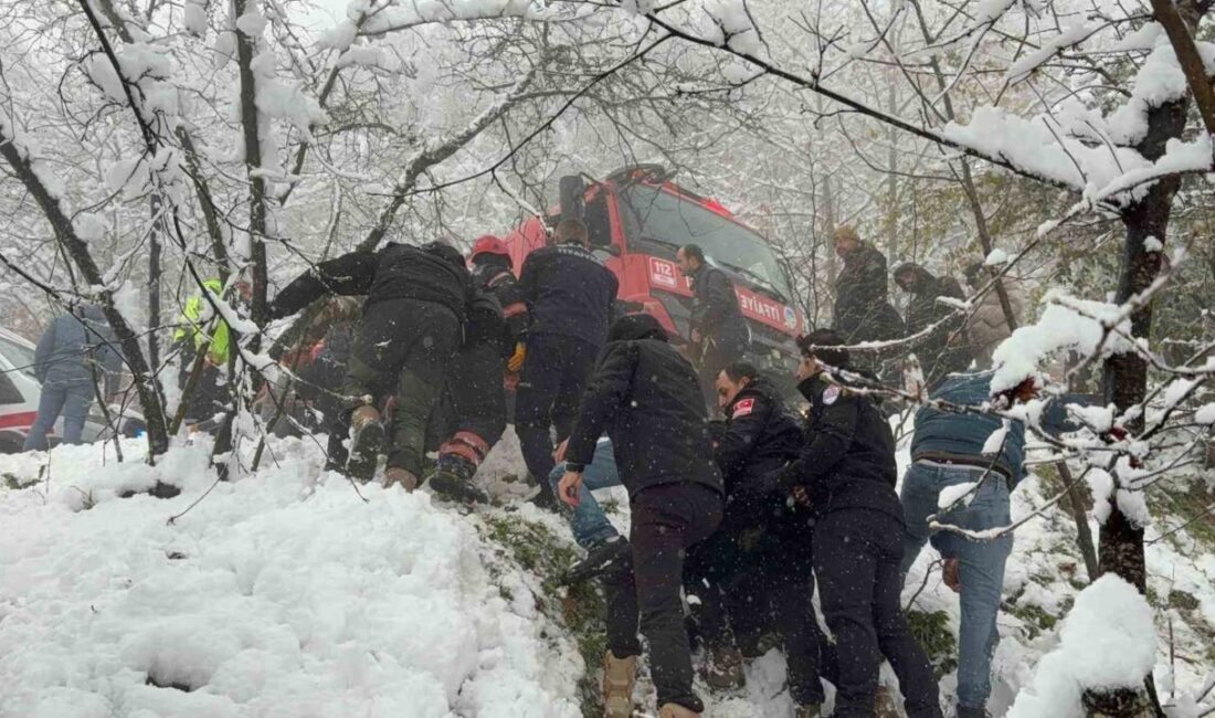 Kar sebebiyle kayganlaşan yolda kontrolden çıkan otomobil şarampole devrildi: 3 yaralı Sakarya’nın Hendek ilçesinde kar sebebiyle kayganlaşan yolda kontrolden çıkan otomobilin