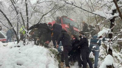 Sakarya’nın Hendek ilçesinde kar sebebiyle kayganlaşan yolda kontrolden çıkan otomobilin
