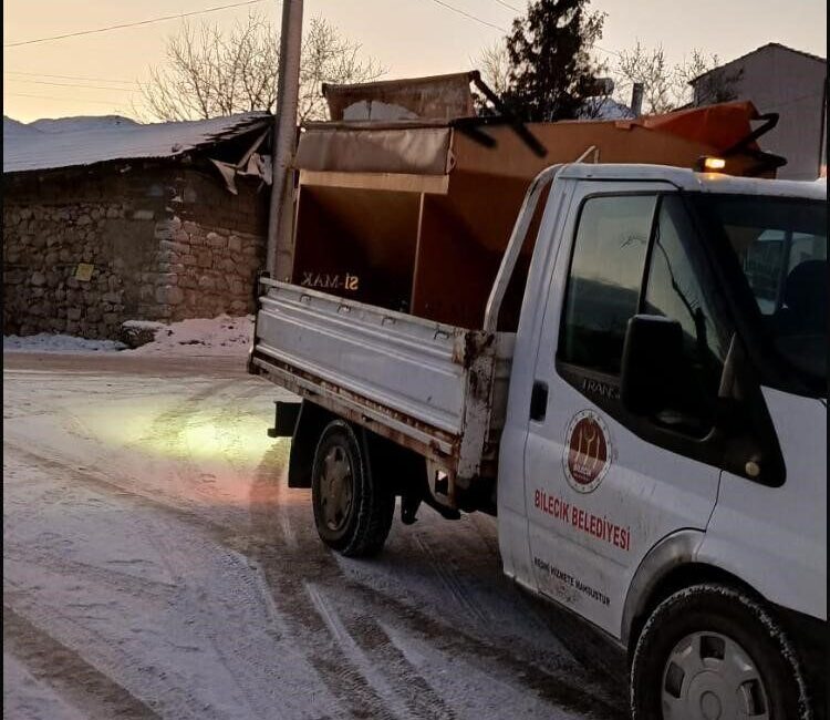 Bilecik Belediyesi Fen İşleri Müdürlüğü ekipleri, kar ve don riskine