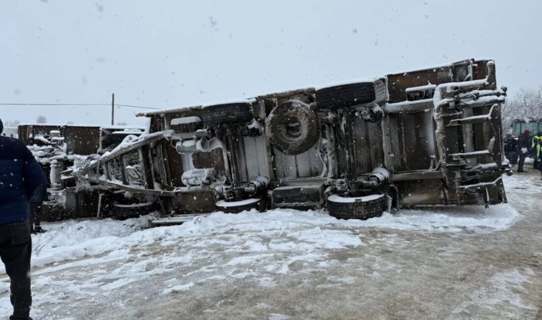 Kastamonu’da kar yağışı sebebiyle devrilen tırın sürücüsü yara almadan kurtuldu.