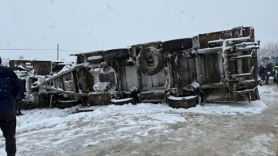 Kastamonu’da kar yağışı sebebiyle devrilen tırın sürücüsü yara almadan kurtuldu.