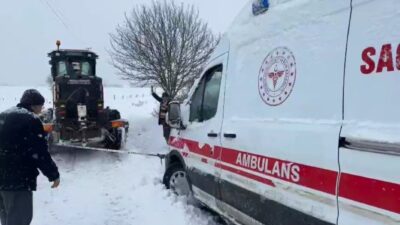 Kastamonu’nun Daday ilçesinde yolda mahsur kalan ambulans, iş makinesi yardımıyla