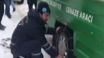 Kastamonu’nun İnebolu ilçesinde hayatını kaybeden vatandaşın cenazesini taşıyan cenaze aracı