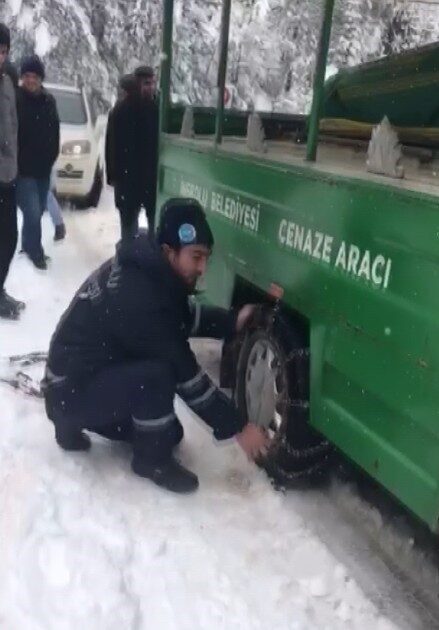 Kastamonu’nun İnebolu ilçesinde hayatını kaybeden vatandaşın cenazesini taşıyan cenaze aracı