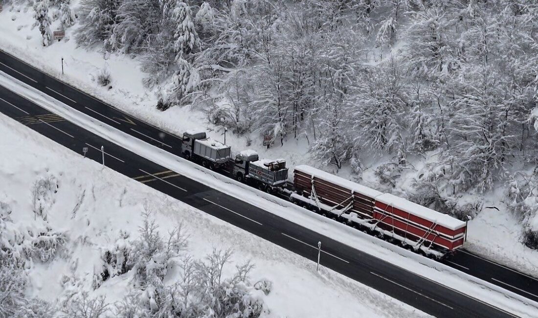 Karda yolda kalan tır, 2 çekici ile kurtarıldı Düzce’de etkili olan kar yağışı nedeniyle yolda kalan köprü ayağı