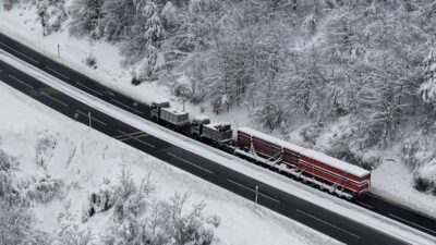 Düzce’de etkili olan kar yağışı nedeniyle yolda kalan köprü ayağı