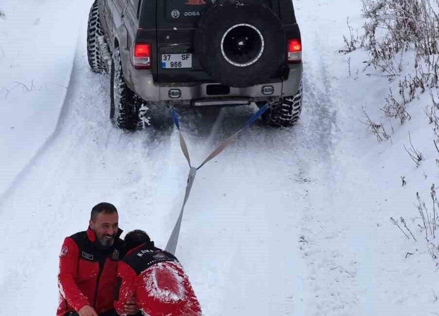Kastamonu’da kar yağışıyla beyaza bürünen Ilgaz Dağı’na giden doğaseverler, off-road