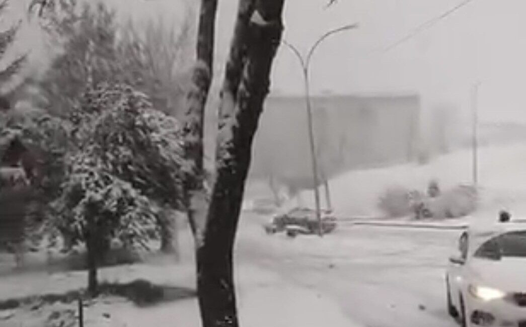 Düzce’de kar yağışı nedeniyle kayganlaşan yolda kontrolden çıkan otomobilin kaldırıma