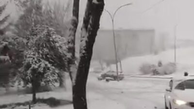 Düzce’de kar yağışı nedeniyle kayganlaşan yolda kontrolden çıkan otomobilin kaldırıma