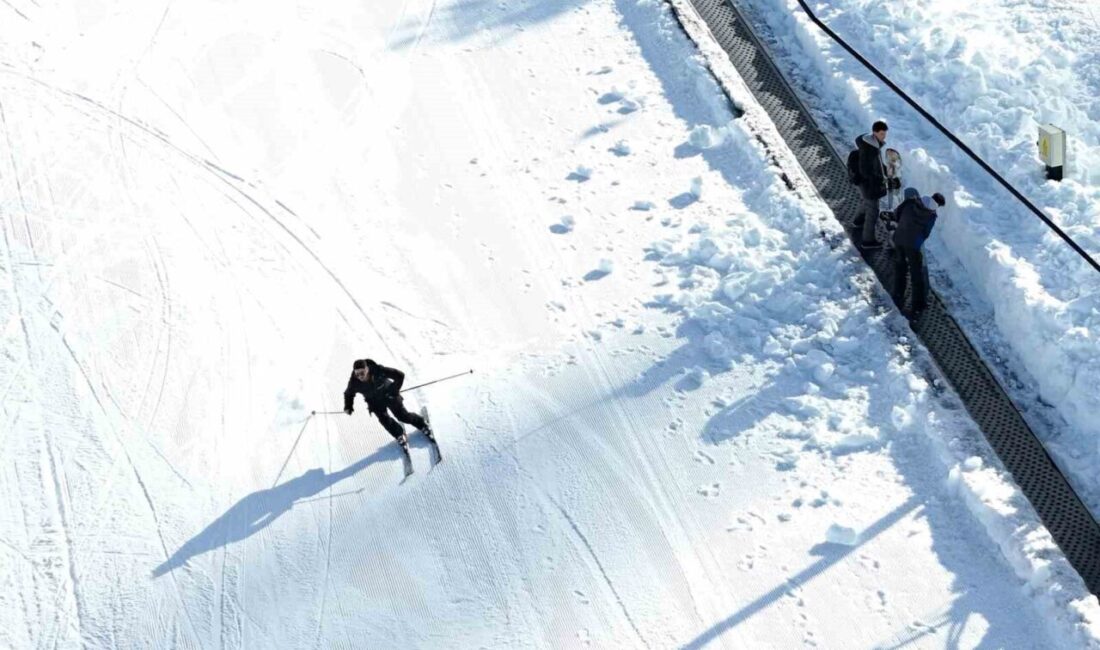 Kartalkaya’da kayak sezonu açıldı Bolu’nun önemli kış turizm merkezlerinden Kartalkaya Kayak Merkezi, 78 kişinin