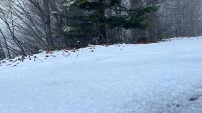 İstanbul’un yanı başındaki önemli kış turizm merkezlerinden Kartepe’de kar yağışı