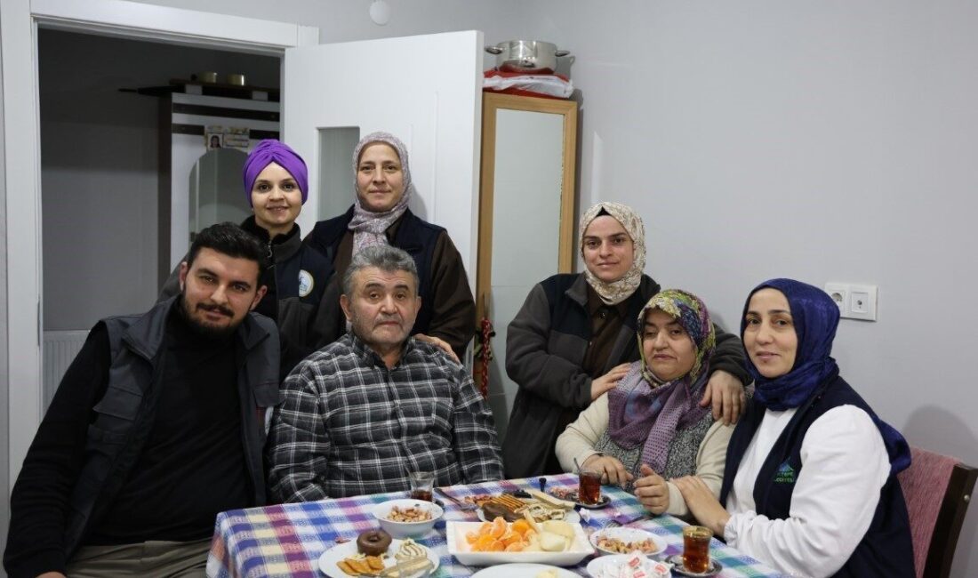 Kartepe Belediyesi Alo Evlat Sağlık Kulübü ekipleri, ilçede yalnız yaşayan