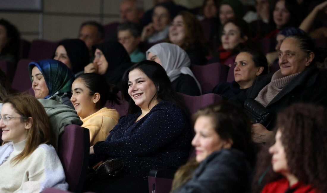 Kartepe’de “Deliriyorum Ben Haberin Olsun” adlı yetişkin tiyatro oyunu, izleyicilerden