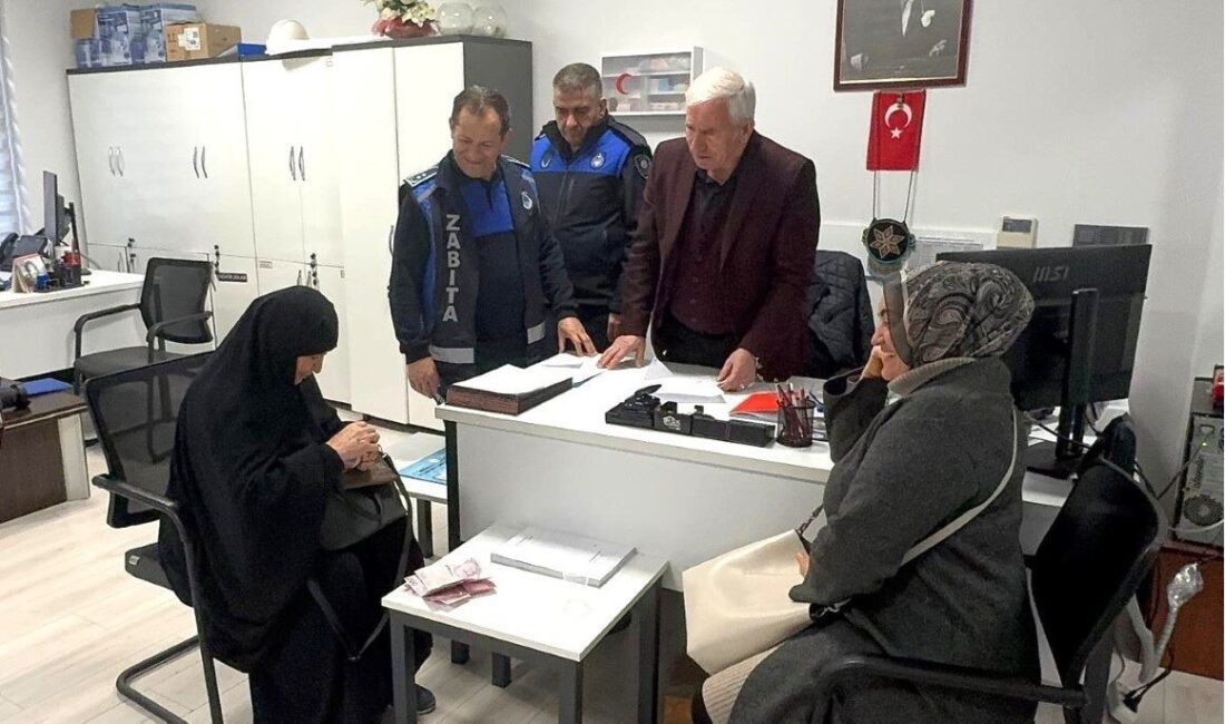 Kartepe’de pazar denetimi sırasında zabıta ekiplerince bulunan cüzdan, sahibine ulaştırıldı.