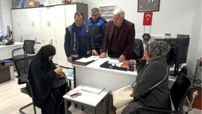 Kartepe’de pazar denetimi sırasında zabıta ekiplerince bulunan cüzdan, sahibine ulaştırıldı.