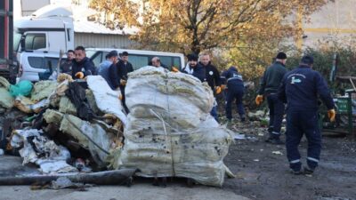 Kartepe’de sanayi bölgesinde yapılan temizlik çalışmalarında 125 ton moloz ve