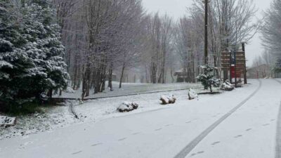 Kocaeli’nin Kartepe ilçesinin yüksek kesimlerine lapa lapa kar yağıyor. Meteoroloji