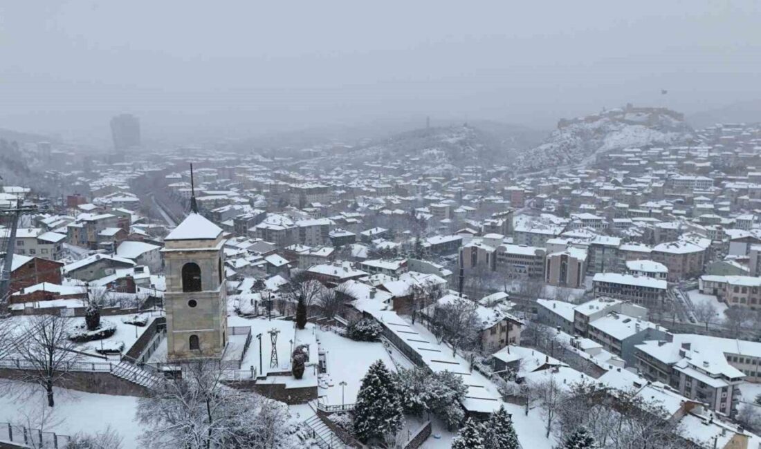 Kastamonu beyaza büründü: Kent merkezinde ortaya kartpostallık görüntüler çıktı Kastamonu’da gece saatlerinden itibaren devam eden kar yağışı kent merkezini
