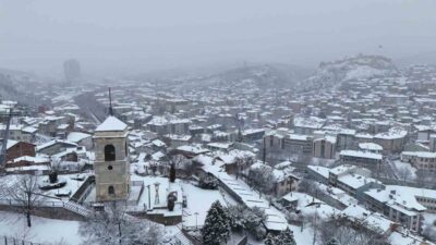 Kastamonu’da gece saatlerinden itibaren devam eden kar yağışı kent merkezini
