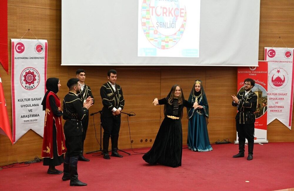 Kastamonu Üniversitesi’nde Türkçe şenliği düzenlendi Kastamonu Üniversitesi’nde “Dünya Dili Türkçe Günü” dolayısıyla düzenlenen şenlik renkli
