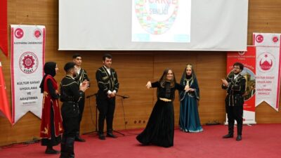 Kastamonu Üniversitesi’nde “Dünya Dili Türkçe Günü” dolayısıyla düzenlenen şenlik renkli