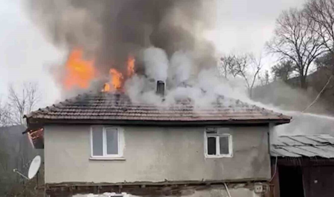 Kastamonu’da 2 katlı ev alev alev yandı Kastamonu’nun Taşköprü ilçesinde alevlere teslim olan 2 katlı ev kullanılamaz