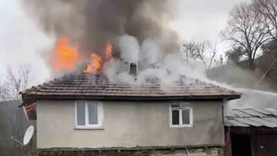 Kastamonu’nun Taşköprü ilçesinde alevlere teslim olan 2 katlı ev kullanılamaz