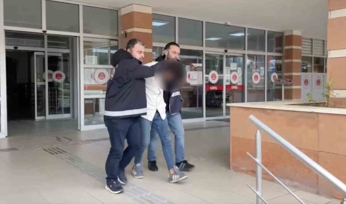 Kastamonu’da çaldıkları araçla yakalanan şüpheli tutuklandı Kastamonu’da çaldıkları otomobille birlikte yakalanan 2 şüpheliden 1’i tutuklandı. Edinilen