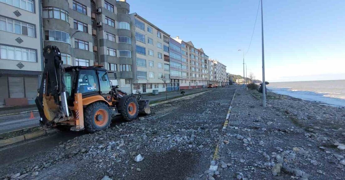 Kastamonu’da dev dalgalar sahillere zarar verdi Kastamonu’da kıyı şeridi boyunca etkili olan fırtına sırasında dev dalgaların