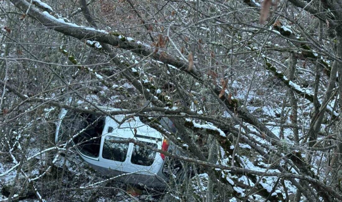 Kastamonu’da hafif ticari araç şarampole yuvarlandı, sürücü yara almadan kurtuldu Kastamonu’nun Hanönü ilçesinde buzlanan yoldan çıkarak yaklaşık 20 metrelik şarampole