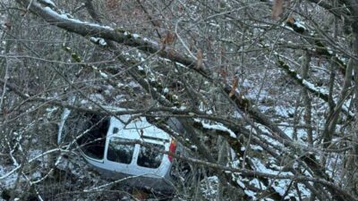Kastamonu’nun Hanönü ilçesinde buzlanan yoldan çıkarak yaklaşık 20 metrelik şarampole