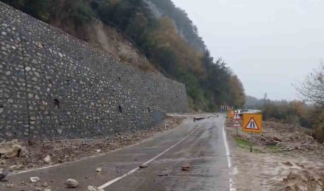 Kastamonu’nun Cide ilçesinde heyelan sebebiyle Cide-Bartın kara yolu çöktü. Ulaşıma