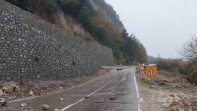 Kastamonu’nun Cide ilçesinde heyelan sebebiyle Cide-Bartın kara yolu çöktü. Ulaşıma